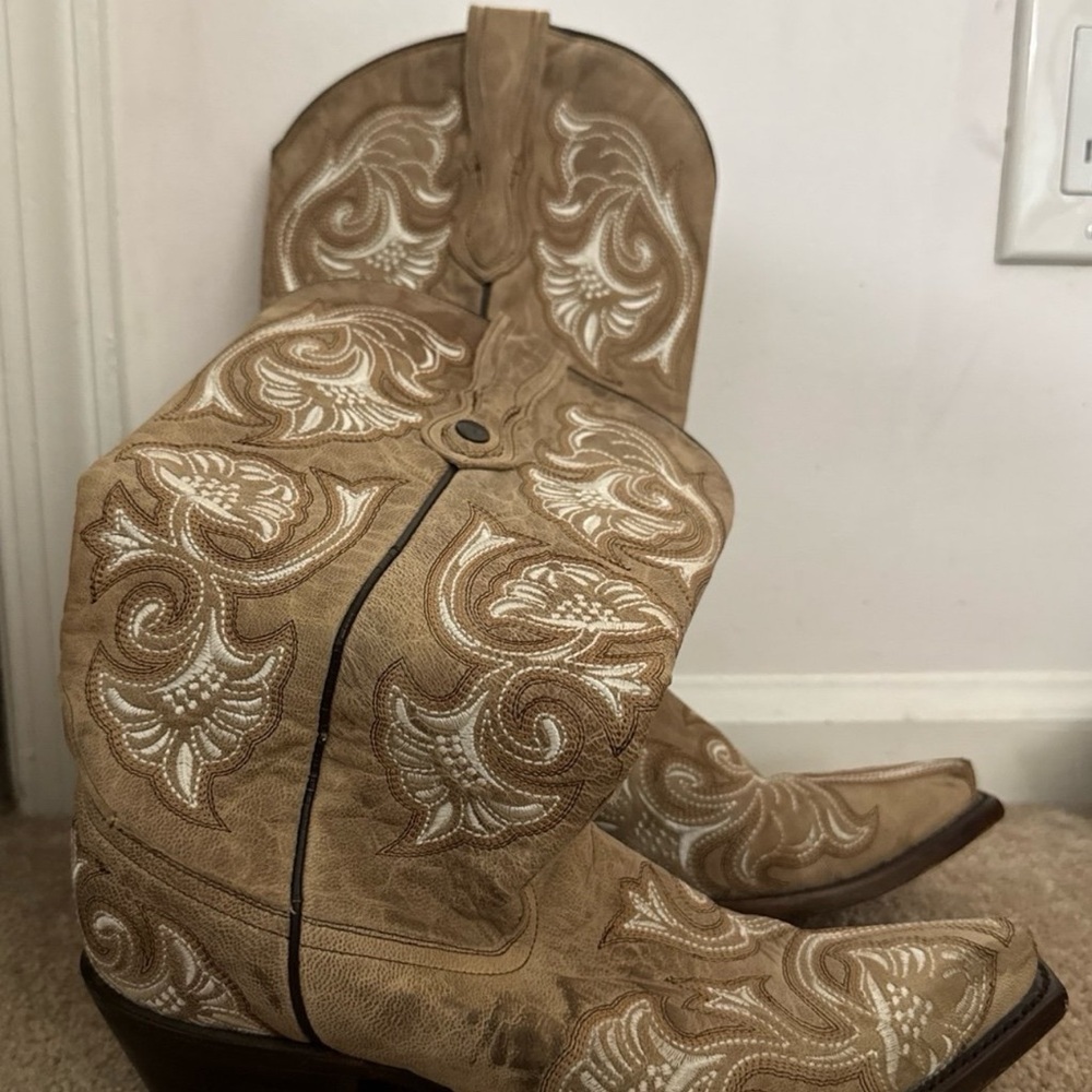 Stylish Tan Western Boots with White Embroidery